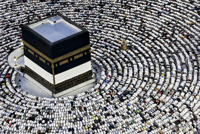 Người Hồi gi&aacute;o cầu nguyện xung quanh Kaaba, ng&agrave;y 16/6. Ảnh: AFP