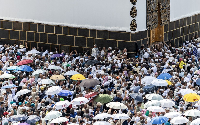 Người h&agrave;nh hương thực hiện nghi thức &amp;amp;quot;tawaf&amp;amp;quot; (đi bộ ngược chiều kim đồng hồ 7 lần quanh Kaaba) tại Nh&agrave; thờ Hồi gi&aacute;o Lớn Mecca, ng&agrave;y 18/6. Ảnh: AFP