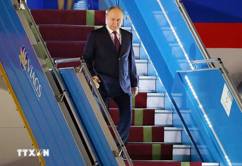 Tổng thống Nga Vladimir Putin đến S&acirc;n bay quốc tế Nội B&agrave;i (H&agrave; Nội). Ảnh: TTXVN