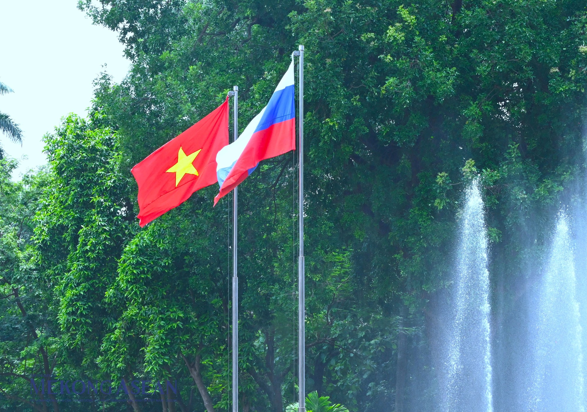 Quốc kỳ Việt Nam - Li&ecirc;n bang Nga tung bay tại Phủ Chủ tịch. Ảnh: Đỗ Thảo - Mekong ASEAN