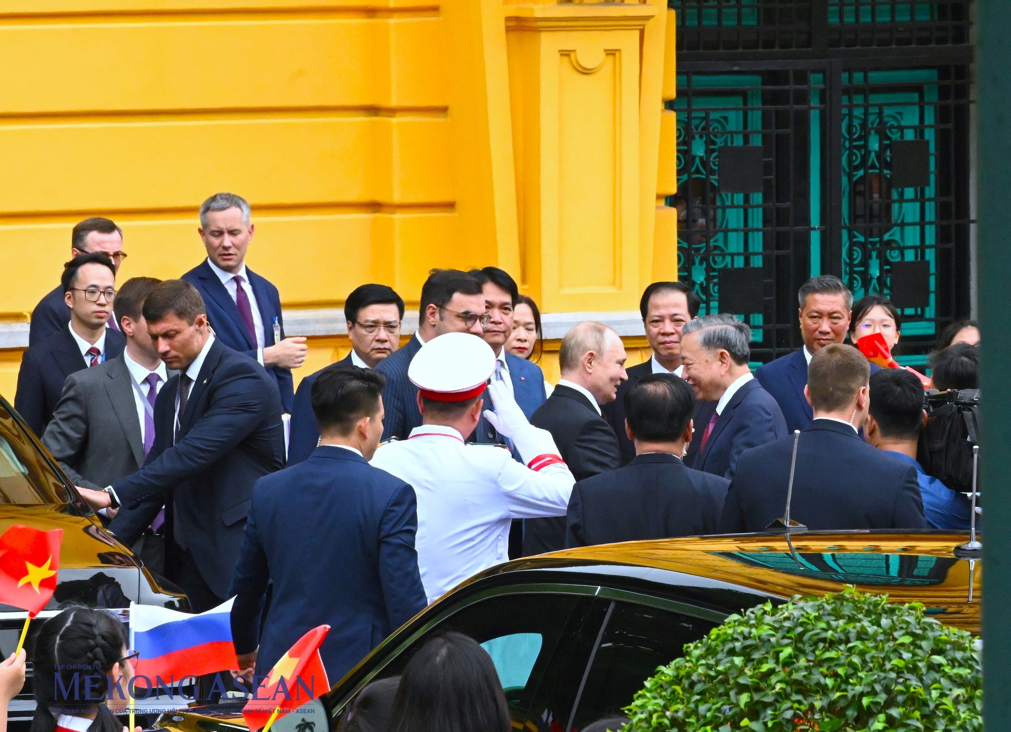 Tổng thống Putin bước xuống xe, bắt tay Chủ tịch nước T&ocirc; L&acirc;m. Ảnh: Đỗ Thảo - Mekong ASEAN