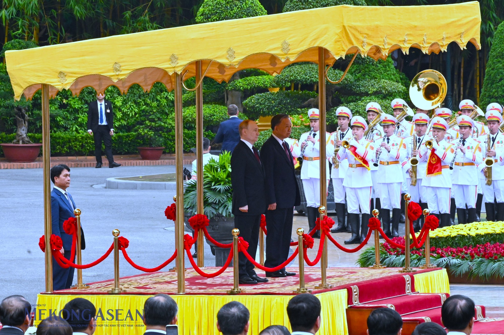 Chủ tịch nước T&ocirc; L&acirc;m v&agrave; Tổng thống Li&ecirc;n bang Nga Vladimir Putin tr&ecirc;n bục danh dự, nghe qu&acirc;n nhạc cử Quốc thiều hai nước. Ảnh: Đỗ Thảo - Mekong ASEAN