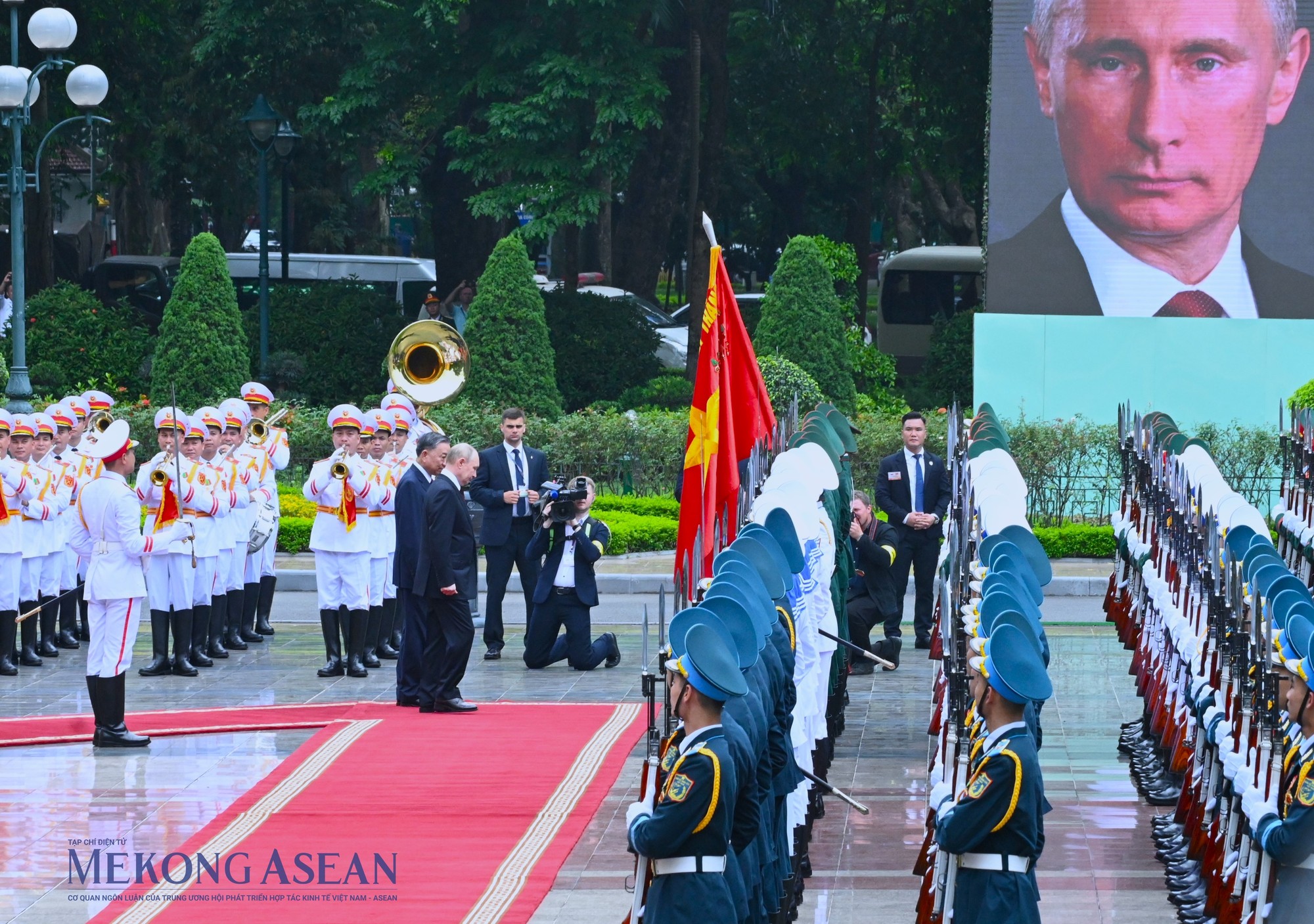 Sau khi l&agrave;m lễ ch&agrave;o cờ, hai l&atilde;nh đạo c&uacute;i ch&agrave;o qu&acirc;n kỳ trước khi duyệt đội danh dự. Ảnh: Đỗ Thảo - Mekong ASEAN