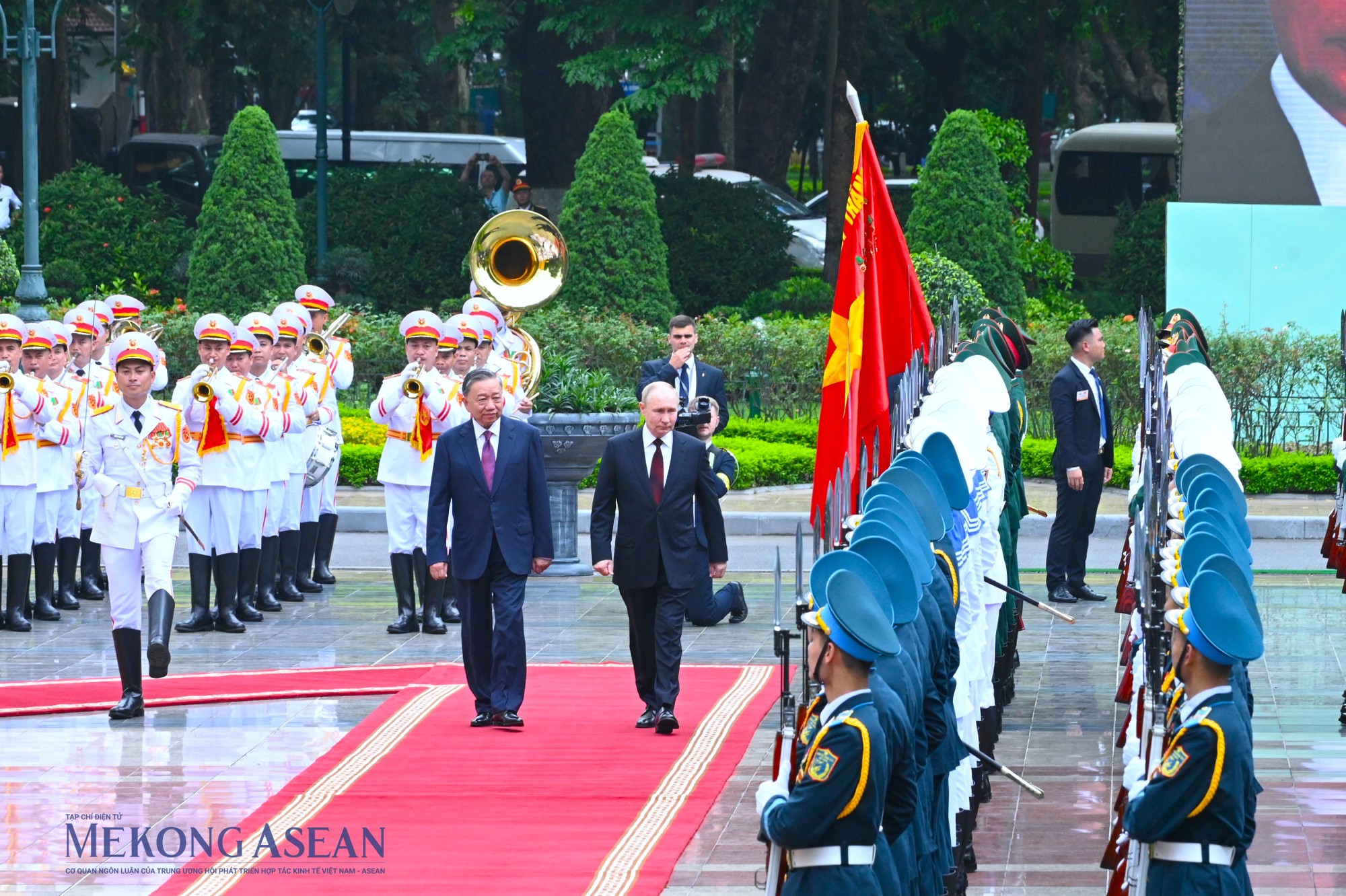 Chủ tịch nước T&ocirc; L&acirc;m v&agrave; Tổng thống Putin duyệt đội danh dự Qu&acirc;n đội Nh&acirc;n d&acirc;n Việt Nam. Ảnh: Đỗ Thảo - Mekong ASEAN
