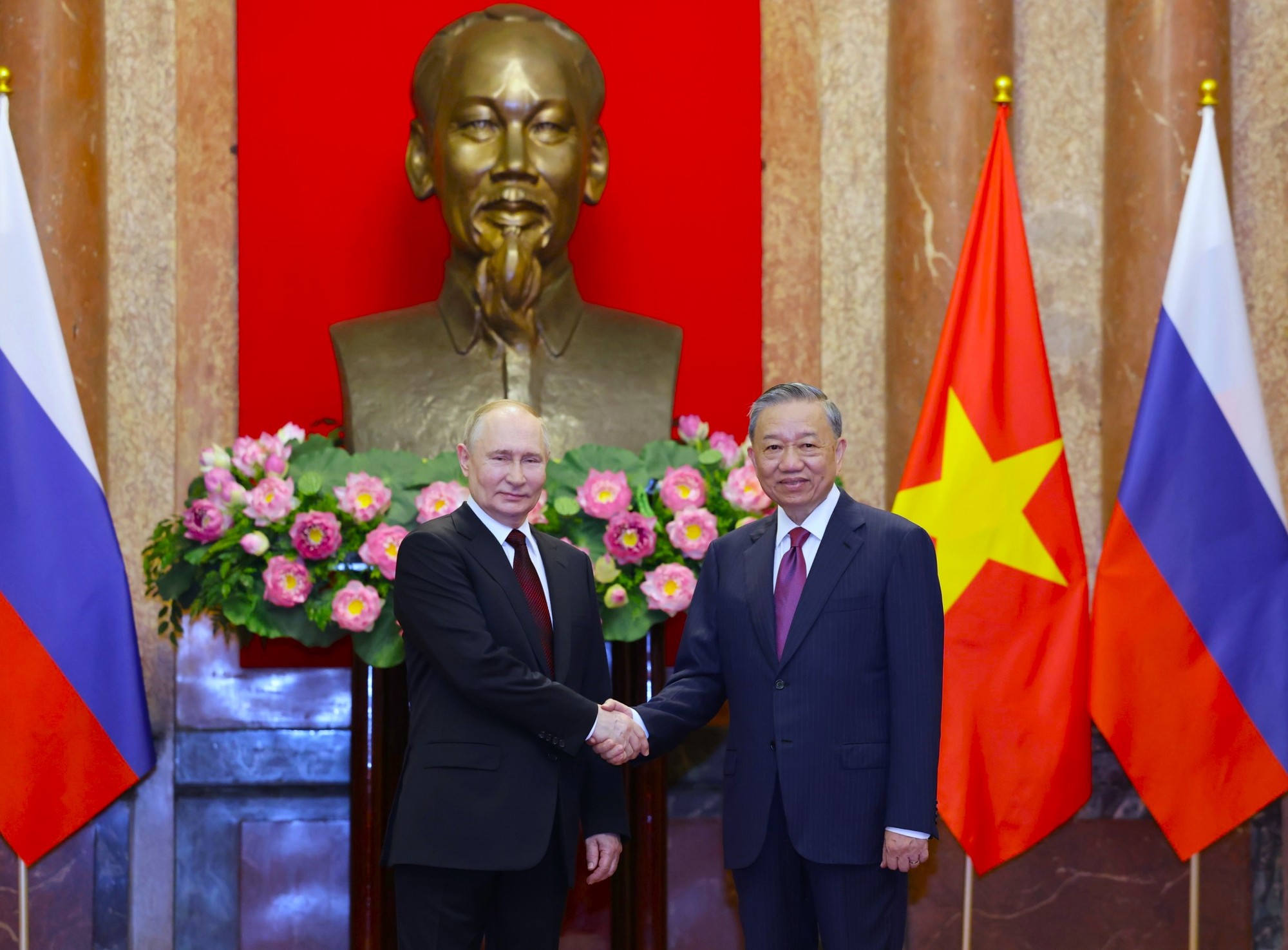 Chủ tịch nước T&ocirc; L&acirc;m v&agrave; Tổng thống Nga Vladimir Putin chụp ảnh chung trước khi tiến h&agrave;nh hội đ&agrave;m. Ảnh: Quang Ph&uacute;c