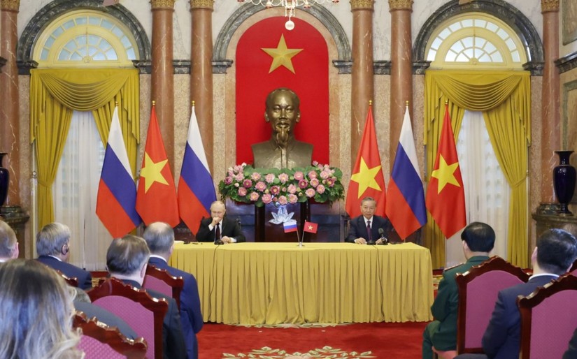 Chủ tịch nước T&ocirc; L&acirc;m v&agrave; Tổng thống Li&ecirc;n bang Nga Vladimir Putin tại cuộc họp b&aacute;o chung. Ảnh: Quang Ph&uacute;c.