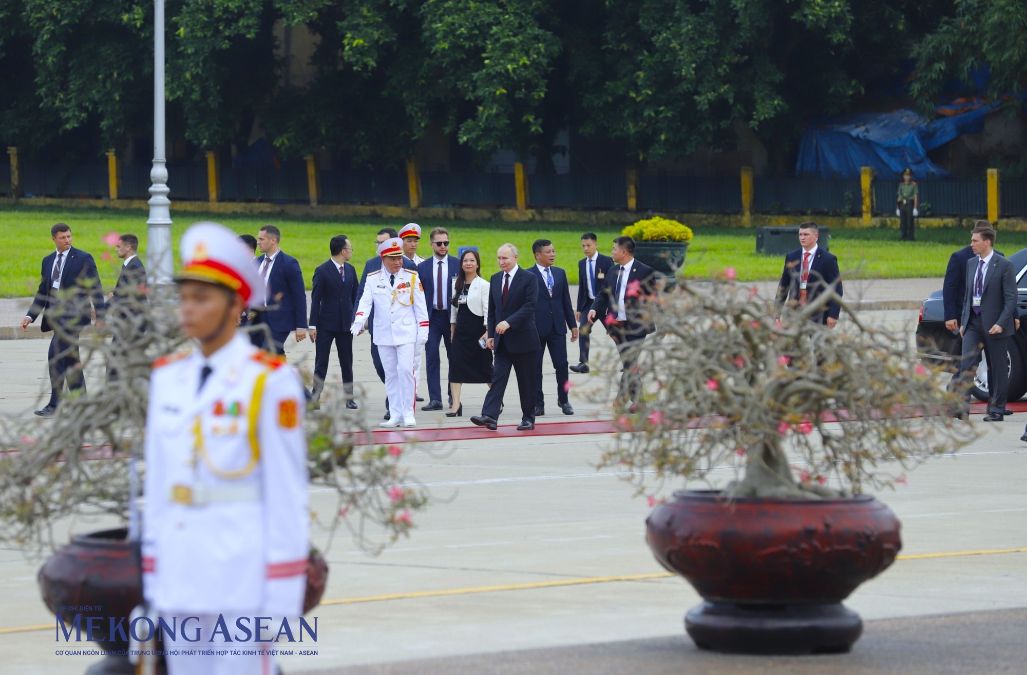 Tổng thống Vladimir Putin dẫn đầu đo&agrave;n đại biểu cấp cao Li&ecirc;n bang Nga đến đặt v&ograve;ng hoa, viếng Lăng Chủ tịch Hồ Ch&iacute; Minh. Ảnh: Đỗ Thảo - Mekong ASEAN