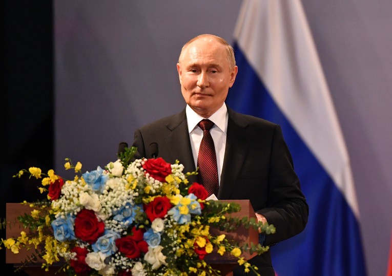 Tổng thống Nga Vladimir Putin ph&aacute;t biểu tại buổi gặp mặt. Ảnh: Đinh Trọng Hải.