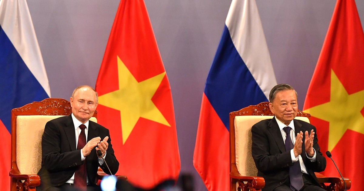 Tổng thống Putin gặp gỡ các thế hệ cựu sinh viên Việt Nam học tại Nga