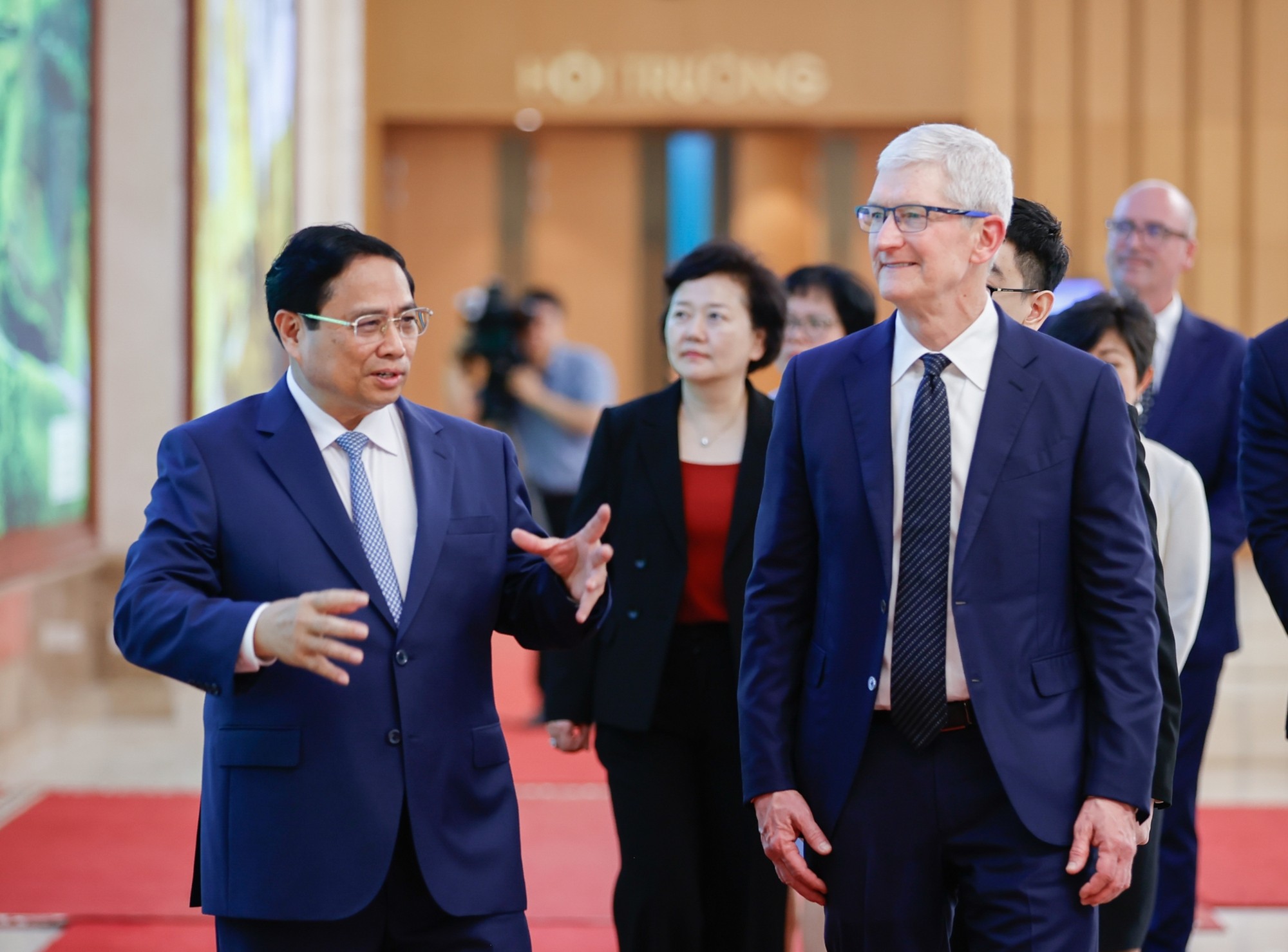 Thủ tướng Ch&iacute;nh phủ Phạm Minh Ch&iacute;nh tiếp CEO Tim Cook của tập đo&agrave;n Apple. Ảnh: VGP.