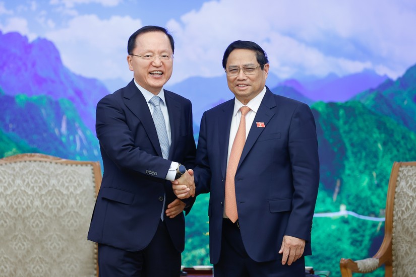 Thủ tướng Phạm Minh Ch&iacute;nh tiếp Tổng gi&aacute;m đốc t&agrave;i ch&iacute;nh Samsung Park Hark Kyu. Ảnh: VGP.