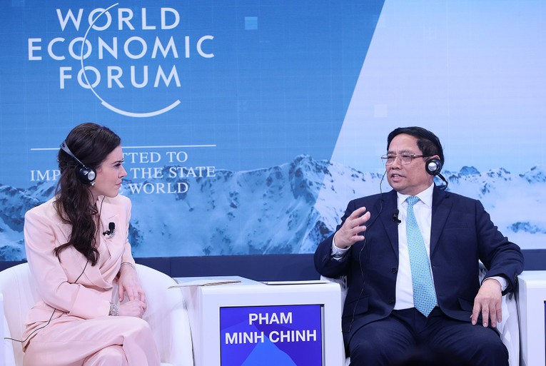 Thủ tướng Phạm Minh Ch&iacute;nh tại một phi&ecirc;n thảo luận trong khu&ocirc;n khổ WEF Davos th&aacute;ng 1/2024. Ảnh: VGP