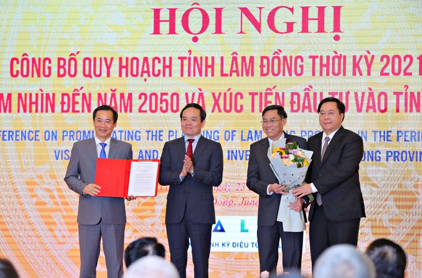Ph&oacute; Thủ tướng Ch&iacute;nh phủ Trần Lưu Quang trao quyết định quy hoạch cho l&atilde;nh đạo tỉnh L&acirc;m Đồng.
