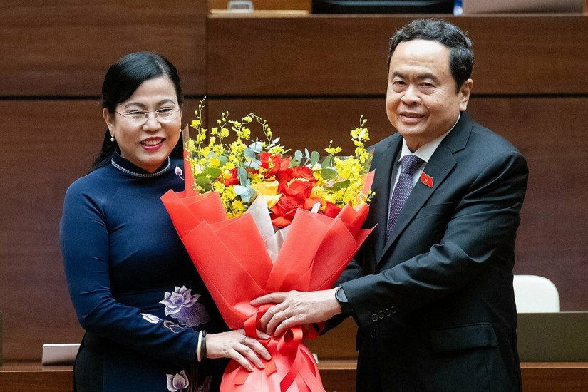 B&agrave; Nguyễn Thanh Hải nhận hoa ch&uacute;c mừng từ Chủ tịch Quốc hội Trần Thanh Mẫn.
