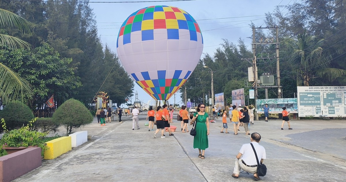 Thái Bình trình diễn khinh khí cầu bay trong tuần lễ du lịch