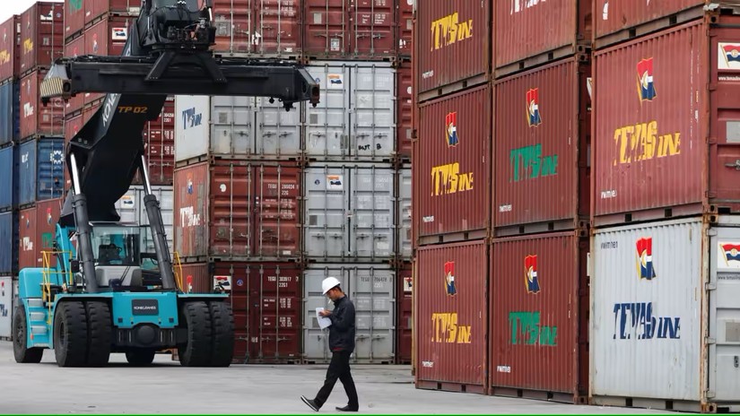 C&aacute;c th&ugrave;ng h&agrave;ng container tại một cảng ở Indonesia. Ảnh: Nikkei Asia