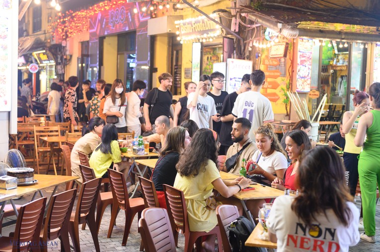 H&igrave;nh ảnh kh&aacute;ch du lịch nước ngo&agrave;i xuất hiện trở lại tr&ecirc;n con phố Tạ Hiện. Ảnh: Qu&aacute;ch Sơn.