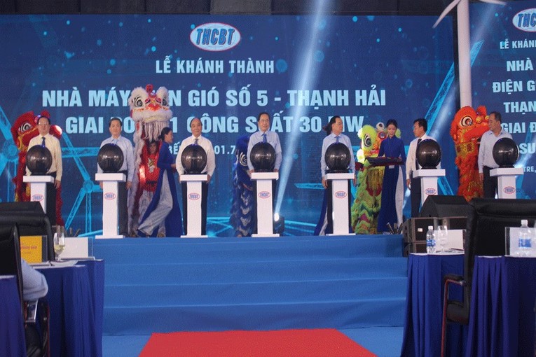 Chủ tịch nước Nguyễn Xu&acirc;n Ph&uacute;c c&ugrave;ng c&aacute;c đại biểu thực hiện nghi thức kh&aacute;nh th&agrave;nh nh&agrave; m&aacute;y điện gi&oacute;