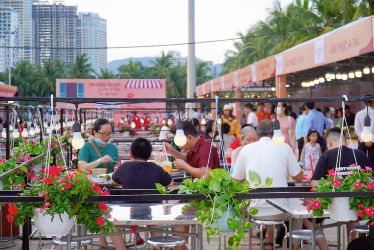 Du kh&aacute;ch thưởng thức ẩm thực tại lễ hội