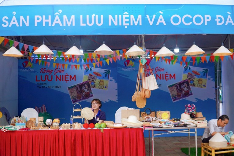 Xuy&ecirc;n suốt sự kiện l&agrave; 16 gian h&agrave;ng trưng b&agrave;y, b&aacute;n c&aacute;c sản phẩm lưu niệm của Đ&agrave; Nẵng, sản phẩm OCOP.