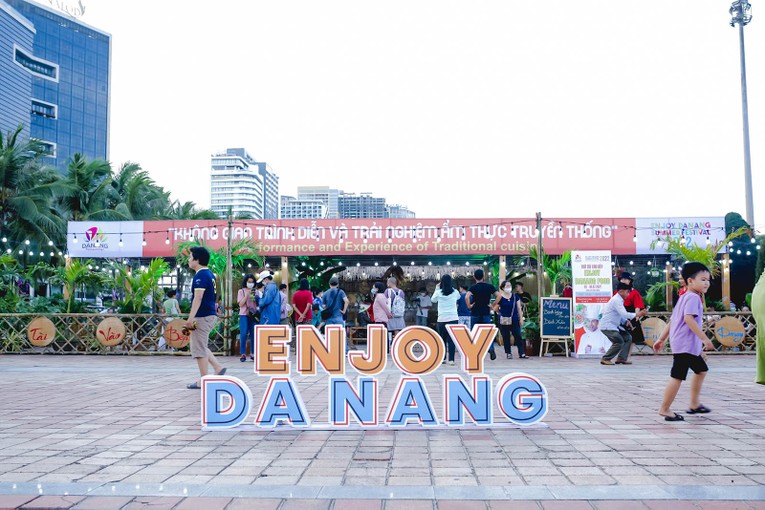 Kh&ocirc;ng gian tr&igrave;nh diễn v&agrave; trải nghiệm ẩm thực truyền thống.