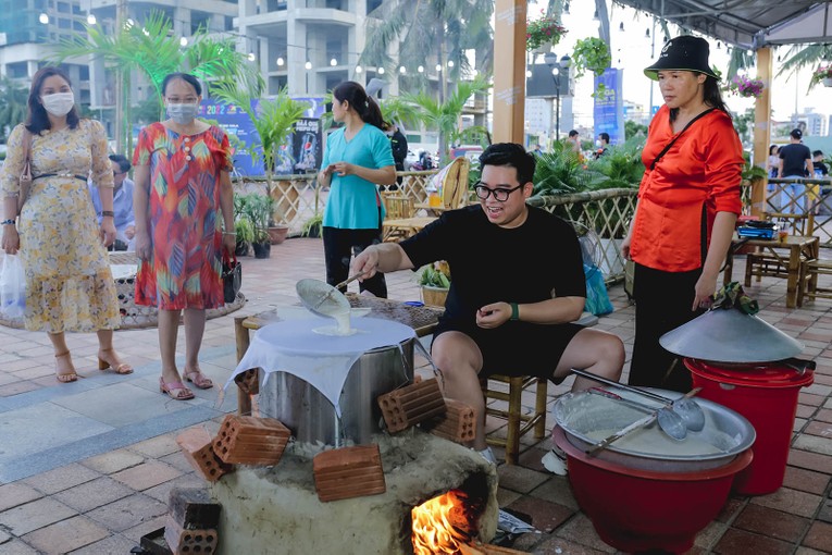 Du kh&aacute;ch tự tay chế biến một số m&oacute;n ăn nổi tiếng của Đ&agrave; Nẵng.