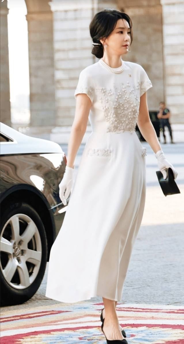 B&agrave; Kim Keon Hee xuất hiện trong bộ đầm trắng tinh kh&ocirc;i phối c&ugrave;ng d&acirc;y chuyền ngọc trai để dự tiệc tối tại Royal Palace, Madrid, T&acirc;y Ban Nha. Ảnh: Yonhap