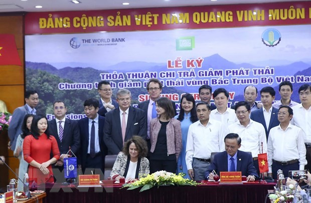 Thứ trưởng Bộ NN&amp;amp;amp;amp;PTNT H&agrave; C&ocirc;ng Tuấn v&agrave; Gi&aacute;m đốc Ng&acirc;n h&agrave;ng Thế giới tại Việt Nam Carolyn Turk k&yacute; kết thỏa thuận, ng&agrave;y 22/10/2020. Ảnh: TTXVN.