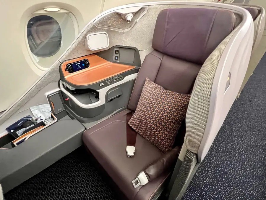 Ghế ngồi khoang thương gia được ngăn c&aacute;ch với nhau để tạo kh&ocirc;ng gian ri&ecirc;ng. Ảnh: Insider