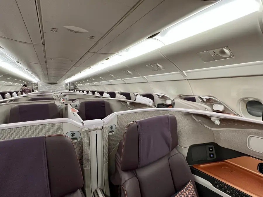 Kh&ocirc;ng những c&oacute; kh&ocirc;ng gian rộng r&atilde;i hơn so với khoang phổ th&ocirc;ng m&agrave; mỗi ghế ngồi c&ograve;n được trang bị 1 mặt b&agrave;n rộng r&atilde;i. Ảnh: Insider