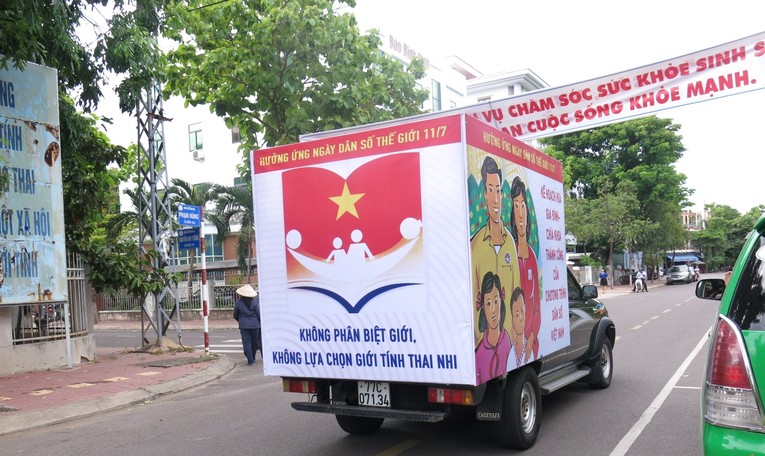 Tuy&ecirc;n truyền vận động kh&ocirc;ng ph&acirc;n biệt giới t&iacute;nh khi sinh.