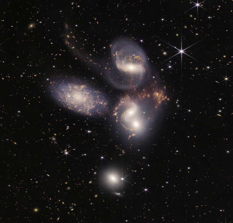 H&igrave;nh ảnh cụm thi&ecirc;n h&agrave; Stephan&amp;amp;amp;apos;s Quintet đang trong qu&aacute; tr&igrave;nh hợp nhất với nhau. Ảnh: NASA, ESA, CSA, and STScI