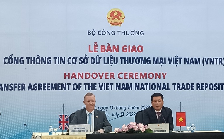 Lễ b&agrave;n giao Cổng th&ocirc;ng tin Cơ sở dữ liệu thương mại Việt Nam (VNTR)