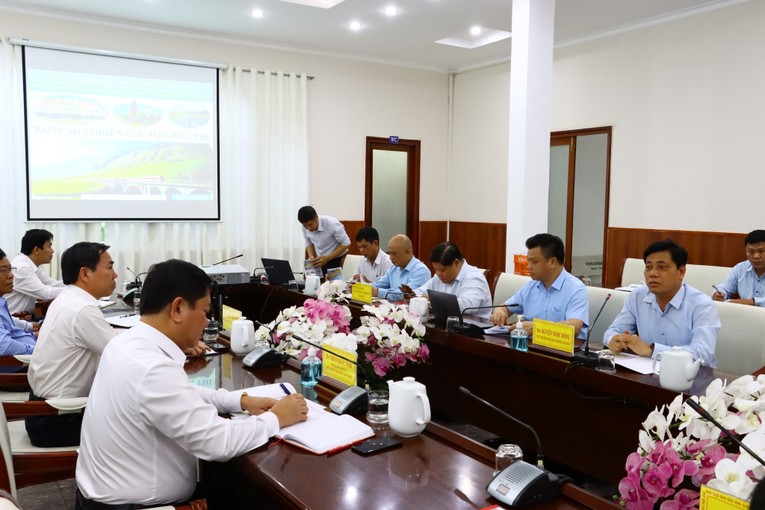 Đo&agrave;n c&ocirc;ng t&aacute;c Bộ GTVT l&agrave;m việc với UBND tỉnh Ninh Thuận.