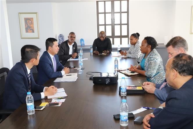 Đo&agrave;n c&ocirc;ng t&aacute;c của Đại sứ qu&aacute;n Việt Nam ở Nam Phi l&agrave;m việc với Ph&ograve;ng thương mại c&ocirc;ng nghiệp Durban.