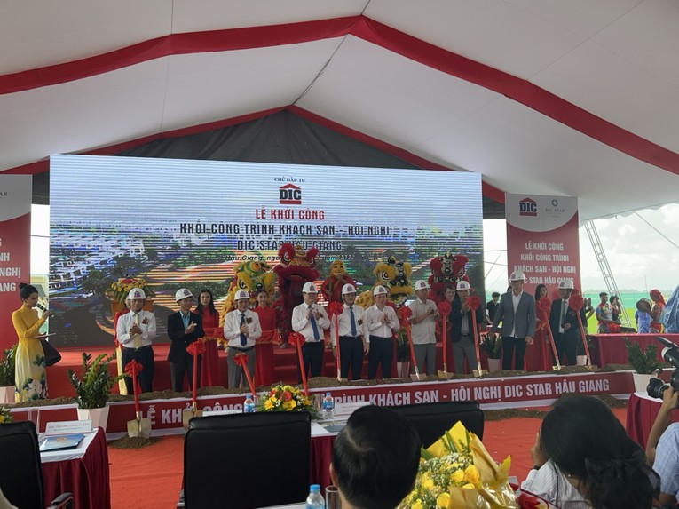 Lễ khởi c&ocirc;ng C&ocirc;ng tr&igrave;nh tổ hợp kh&aacute;ch sạn - hội nghị 5 sao DIC Star Hậu Giang của TCT Cổ phần Đầu tư Ph&aacute;t triển X&acirc;y dựng (DIC Corp) ng&agrave;y 16/7 tại Tp.Vị Thanh (Hậu Giang). Ảnh: Nhật Linh