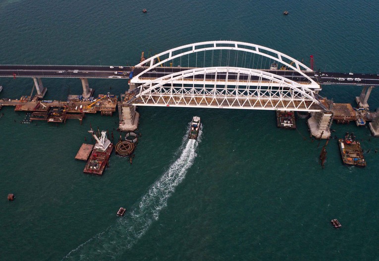 Cầu Crimea được thiết kế để chống chịu với địa chấn v&agrave; tạo ra bi&ecirc;n độ an to&agrave;n nhất định. Ảnh: CNN