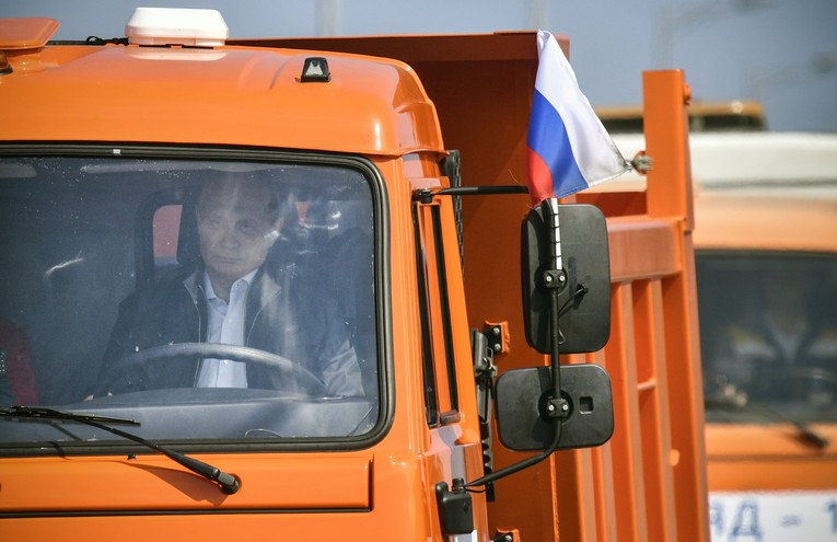 Tổng thống Vladimir Putin đ&iacute;ch th&acirc;n l&aacute;i xe tải Kamaz v&agrave;o ng&agrave;y khai trương cầu. Ảnh: AP