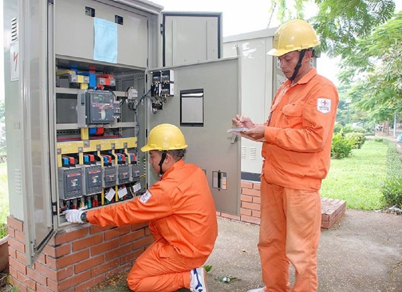 Nắng n&oacute;ng gay gắt, c&ocirc;ng suất ti&ecirc;u thụ điện miền Bắc lại lập đỉnh mới. Nguồn: Khoa học v&agrave; Đời sống.