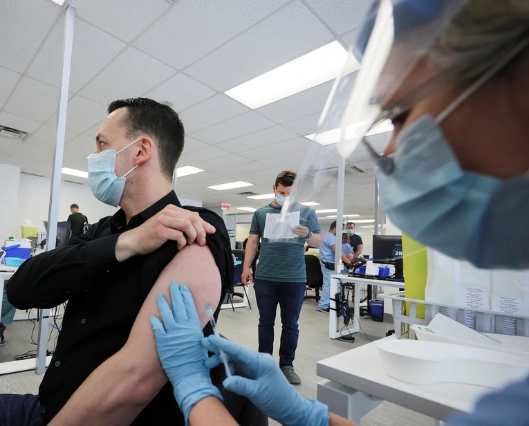 Một người đ&agrave;n &ocirc;ng đang được ti&ecirc;m vaccine đậu m&ugrave;a khỉ tại Montreal, Quebec, Canada. Ảnh: Reuters