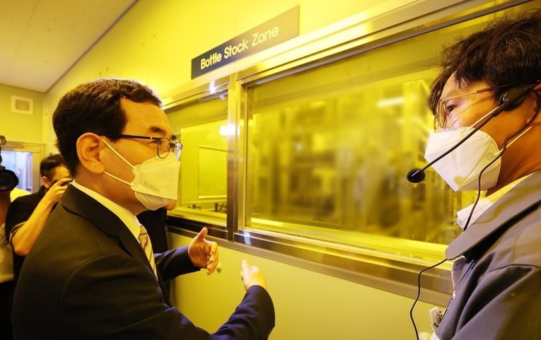 &Ocirc;ng Chang Yang Lee, Bộ trưởng Bộ Thương mại, C&ocirc;ng nghiệp v&agrave; Năng lượng H&agrave;n Quốc đến thăm c&ocirc;ng ty sản xuất chất vật liệu chip Dongjin Semichem. Ảnh: Yonhap News