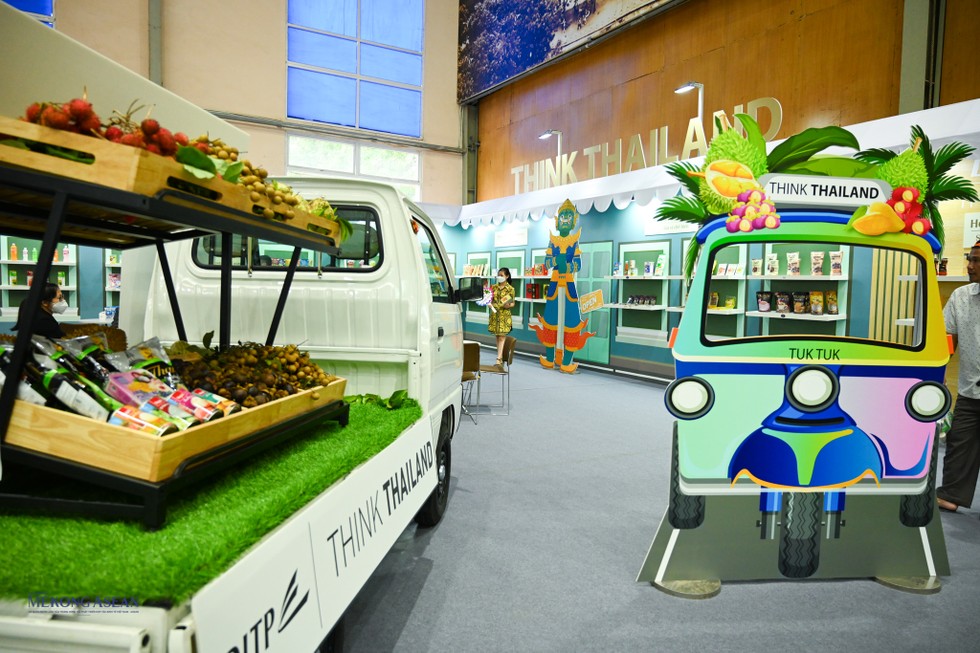 Hội chợ n&agrave;y nằm trong chuỗi c&aacute;c hoạt động x&uacute;c tiến h&igrave;nh ảnh cho c&aacute;c sản phẩm Th&aacute;i Lan thuộc dự &aacute;n &ldquo;Think Thailand&rdquo;, do Cục x&uacute;c tiến Thương mại Quốc tế (DITP), Bộ Thương mại Th&aacute;i Lan v&agrave; Văn ph&ograve;ng Thương mại, Đại sứ qu&aacute;n Vương quốc Th&aacute;i Lan tại H&agrave; Nội, chủ tr&igrave;. Trong ảnh l&agrave; gian h&agrave;ng ch&iacute;nh của dự &aacute;n Think ThaiLand.