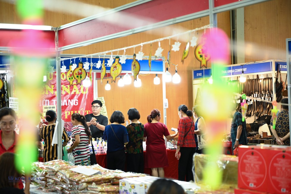 Kh&ocirc;ng kh&iacute; mua b&aacute;n tấp nập của hội chợ.