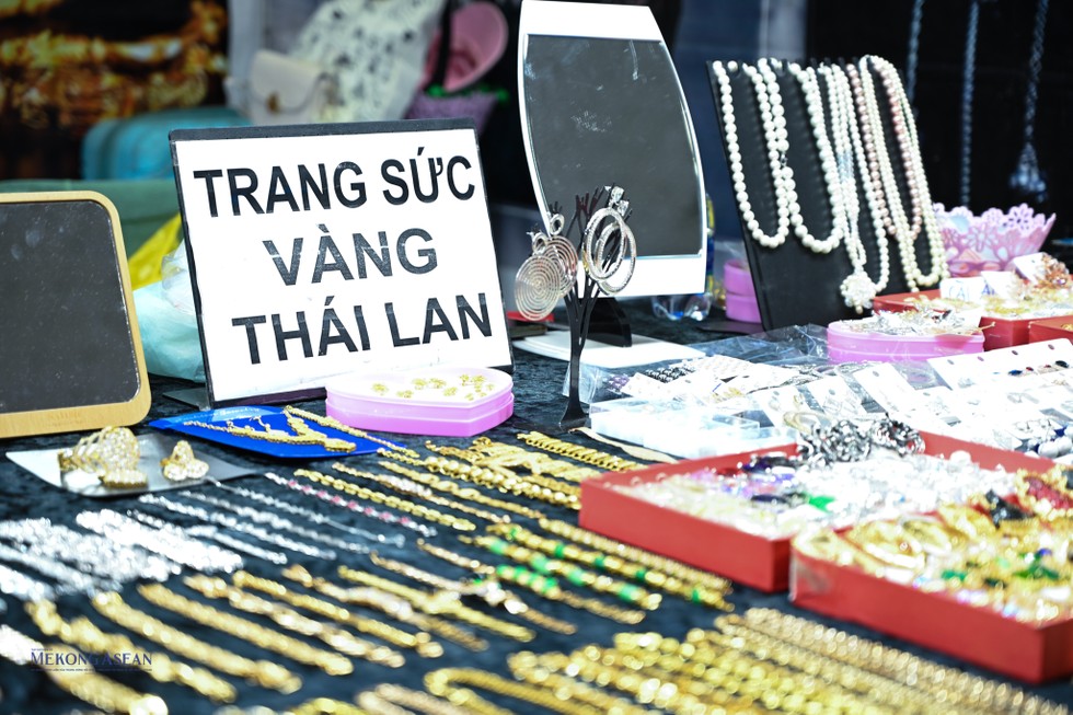 Ngo&agrave;i những thương hiệu lớn hội chợ c&ograve;n giới thiệu những sản phẩm thủ c&ocirc;ng như v&agrave;ng bạc, đồ trang sức theo phong c&aacute;ch Th&aacute;i Lan.