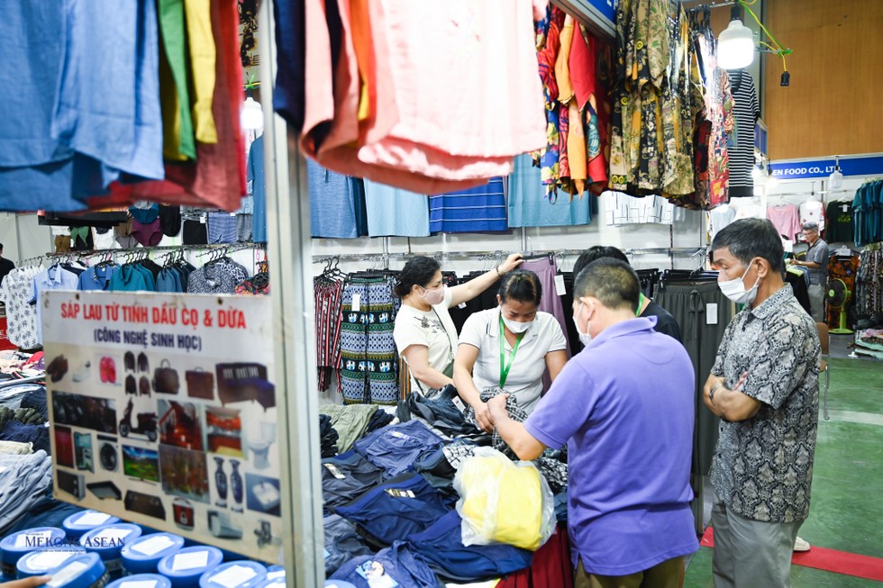 Thời trang theo phong c&aacute;ch Th&aacute;i Lan thu h&uacute;t người d&acirc;n tham quan v&igrave; n&eacute;t độc đ&aacute;o trong phong tục.