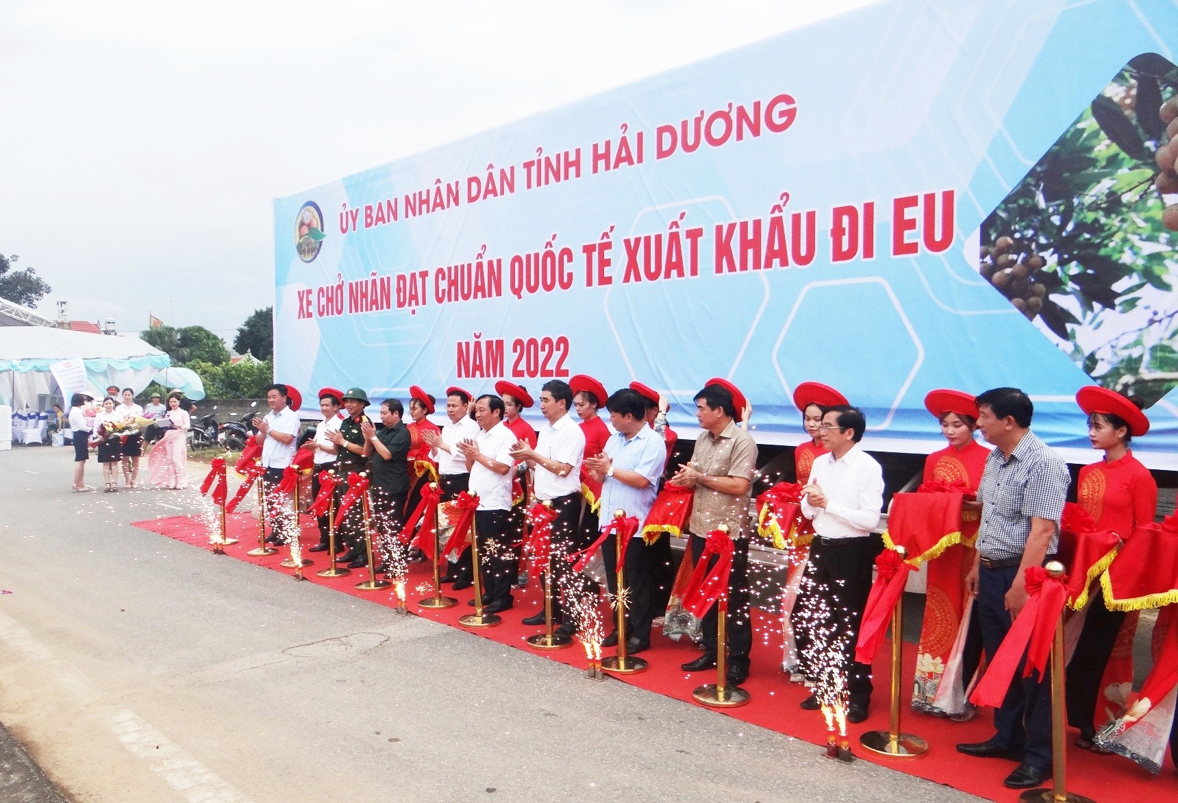 C&aacute;c đại biểu cắt băng xuất khẩu nh&atilde;n Ch&iacute; Linh đi Mỹ, ch&acirc;u &Acirc;u, Singapore&hellip; Ảnh: Ph&ugrave;ng Nguyện