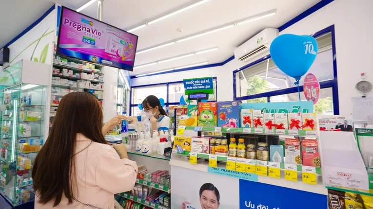 B&ecirc;n trong cửa h&agrave;ng Pharmacity.