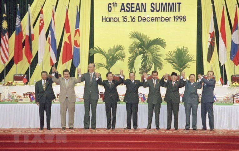 Thủ tướng Phan Văn Khải (giữa) v&agrave; c&aacute;c nh&agrave; l&atilde;nh đạo ASEAN chụp ảnh chung tại Phi&ecirc;n bế mạc Hội nghị cấp cao ASEAN lần thứ 6, diễn ra tại H&agrave; Nội từ ng&agrave;y 15-16/12/1998. Ảnh tư liệu