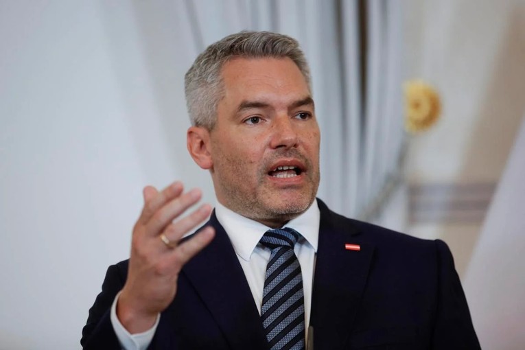 Thủ tướng &Aacute;o Nehammer cảnh b&aacute;o t&igrave;nh trạng thất nghiệp h&agrave;ng loạt nếu EU cấm vận kh&iacute; đốt Nga. Ảnh: AP