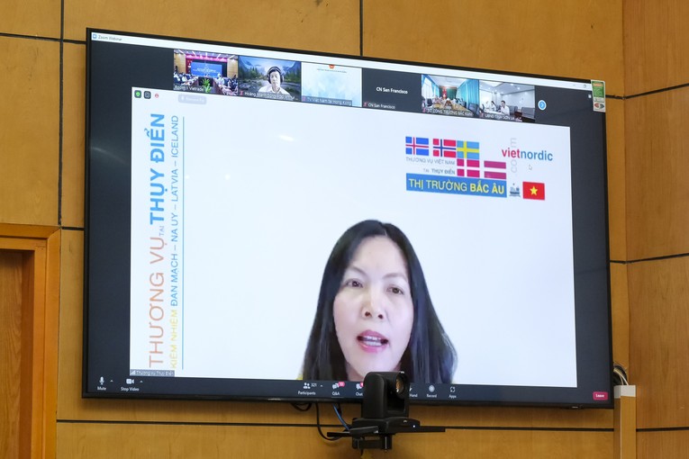 B&agrave; Nguyễn Thị Ho&agrave;ng Th&uacute;y, Tham t&aacute;n thương mại Việt Nam tại Thụy Điển (ki&ecirc;m nhiệm Đan Mạch, Phần Lan, IceLand, Na Uy, Latvia) ph&aacute;t biểu tại Hội nghị từ điểm cầu trực tuyến.